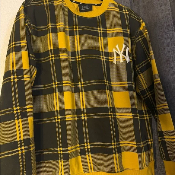 MLB New York Yankees Black & Yellow Plaid Crewneck - Picture 3 of 5